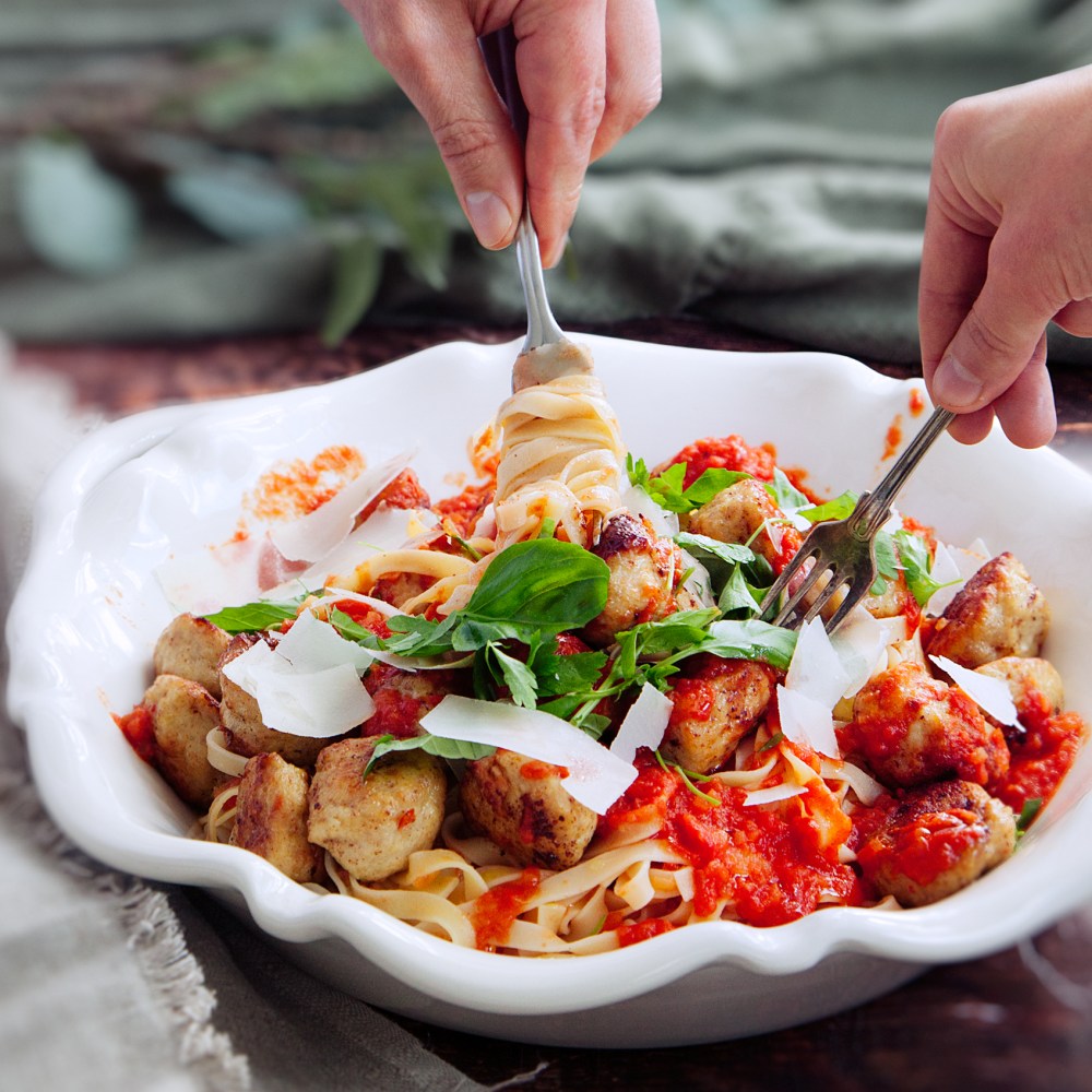 Lady-och-Lufsen-pasta-med-kycklingkottbullar-och-tomatsas-foto-sanna-livijn-wexell-mathem